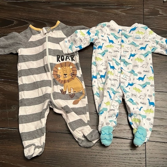 Two Newborn 0-3 months pajamas zipper & snaps  dinosaur stripes baby - Picture 9 of 9